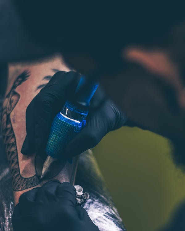 Мінімалізм — лаконічна форма, One E Tattoo